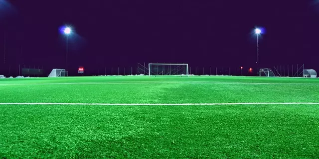 Was sind einige Tipps für das Spielen als Rechtsverteidiger im Fußball?